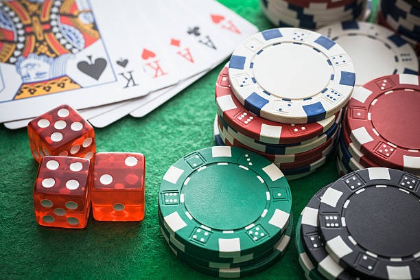 dyon88 live Casino Hold'em table with dealer dealing cards from shoe